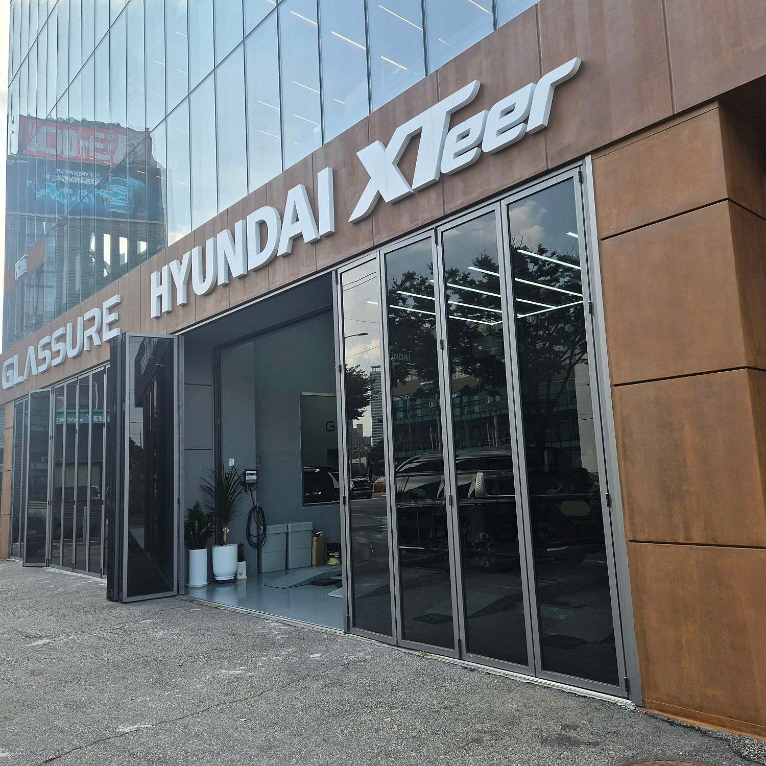 2026년 9월 23일 방문 고객이 촬영한 HYUNDAI XTeer 매장 입구와 간판